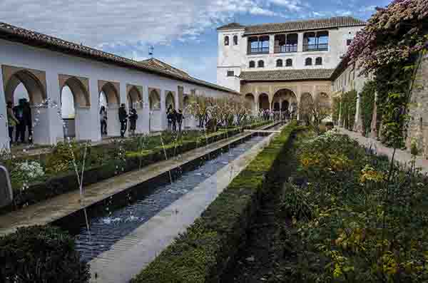 Granada 103 - Generalife - Patio de la Acequia.jpg